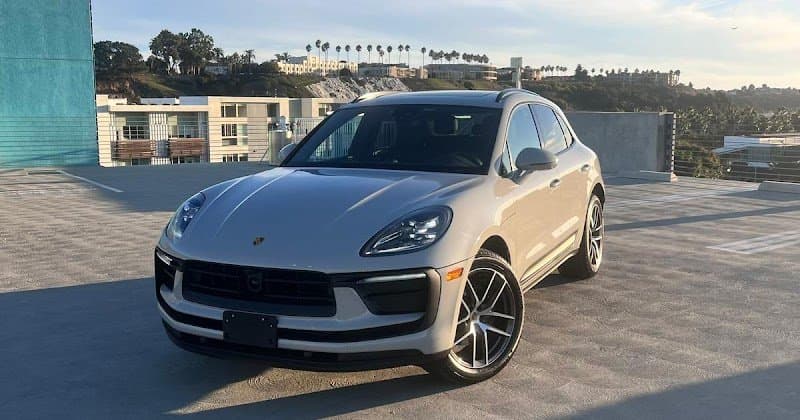 EK Luxury Rental Car photo 2