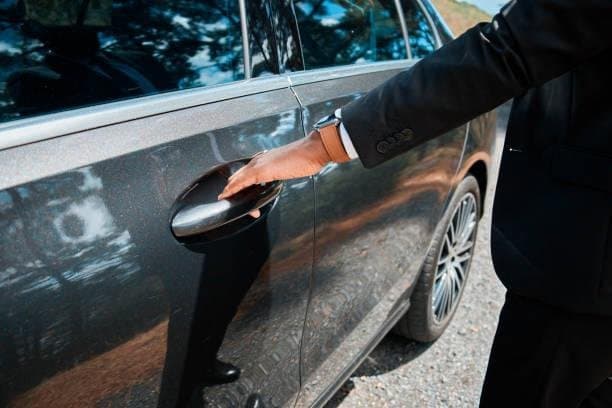 Free Limo Passengers Transportation via Luxurious Cars