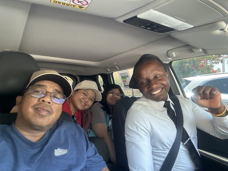 Free Limo Passengers Transportation via Luxurious Cars photo 3