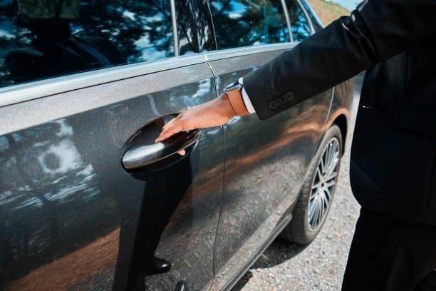 Free Limo Passengers Transportation via Luxurious Cars