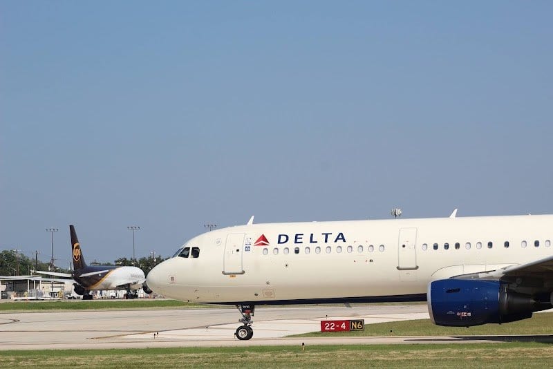 Go Metro Taxi & Limo - Detroit Airport Cars & Executive Ride Service photo 2